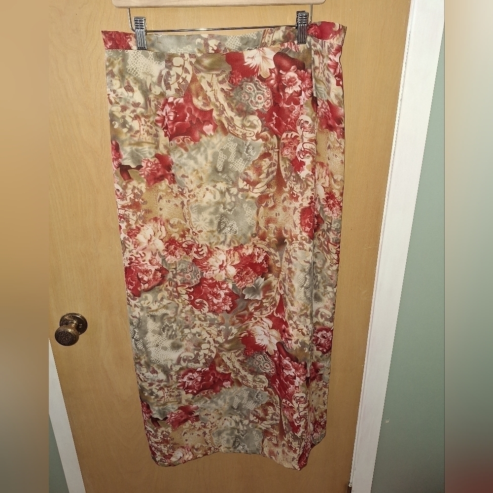 Penningtons Floral Skirt ( Waist 21 1/2 inches)